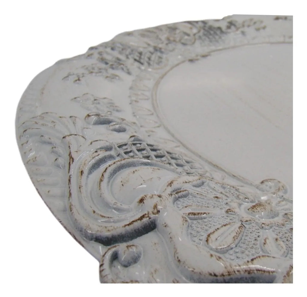 Sousplat de Poliresina Branco Vintage com Relevo – 36 x 36 cm | Pronta Entrega