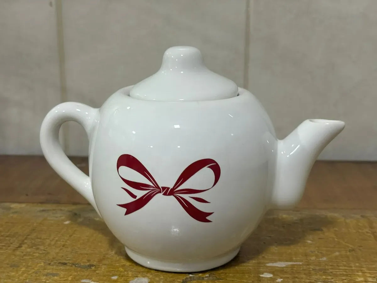 Bule de Porcelana Branco com Laço Vermelho Love 500ml 21x13x14 cm