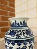 Vaso Decorativo para Flores em Porcelana Azul e Branco 17x11cm – Elegância Oriental
