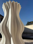 Vaso Decorativo em Cerâmica Branco 29cm – Design Moderno com Curvas Elegantes