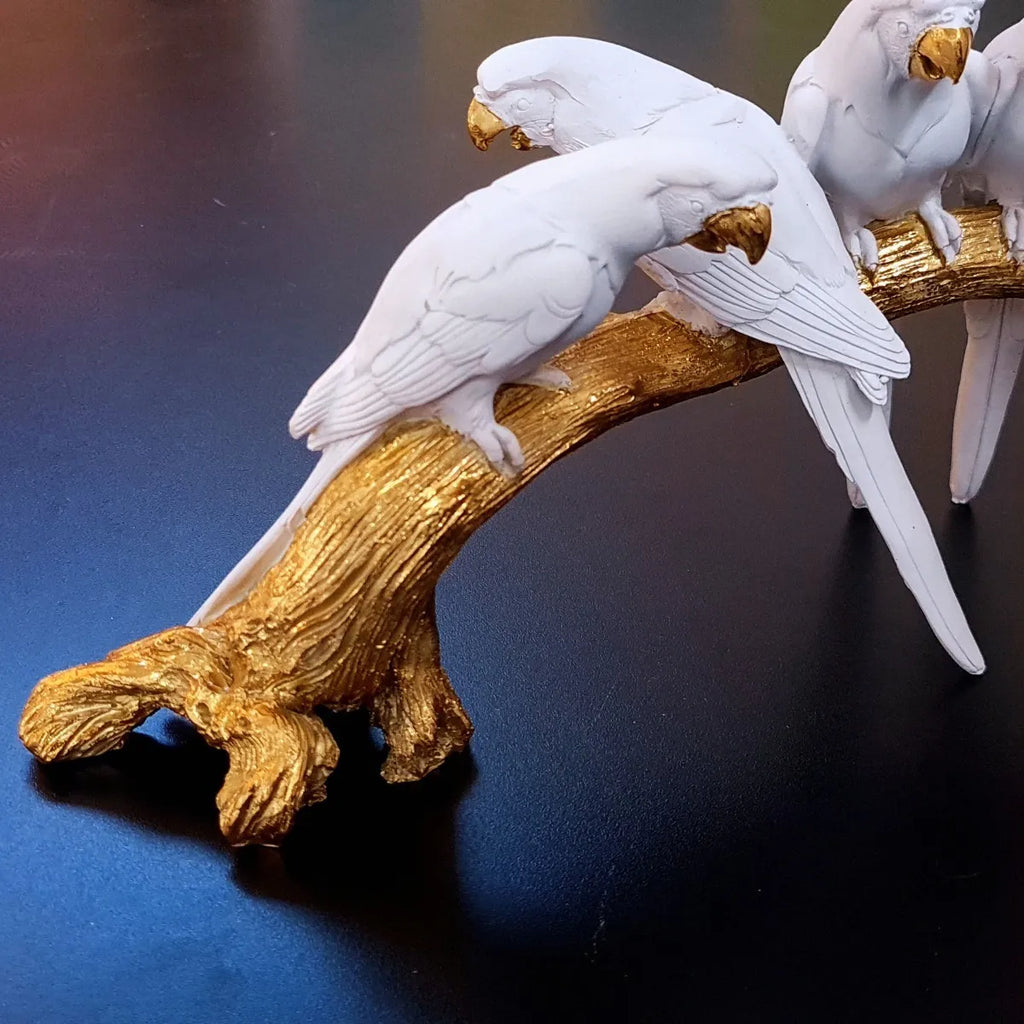 Escultura Decorativa Quarteto de Pássaros em Resina Branco com Estrutura Dourada 33x17