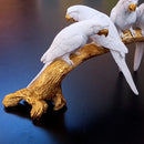 Escultura Decorativa Quarteto de Pássaros em Resina Branco com Estrutura Dourada 33x17