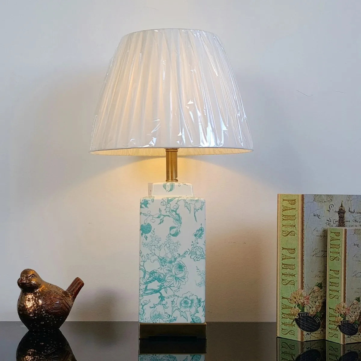 Abajur Luminária de Mesa Porcelana Branco com Verde e Metal Dourado 65x34 cm