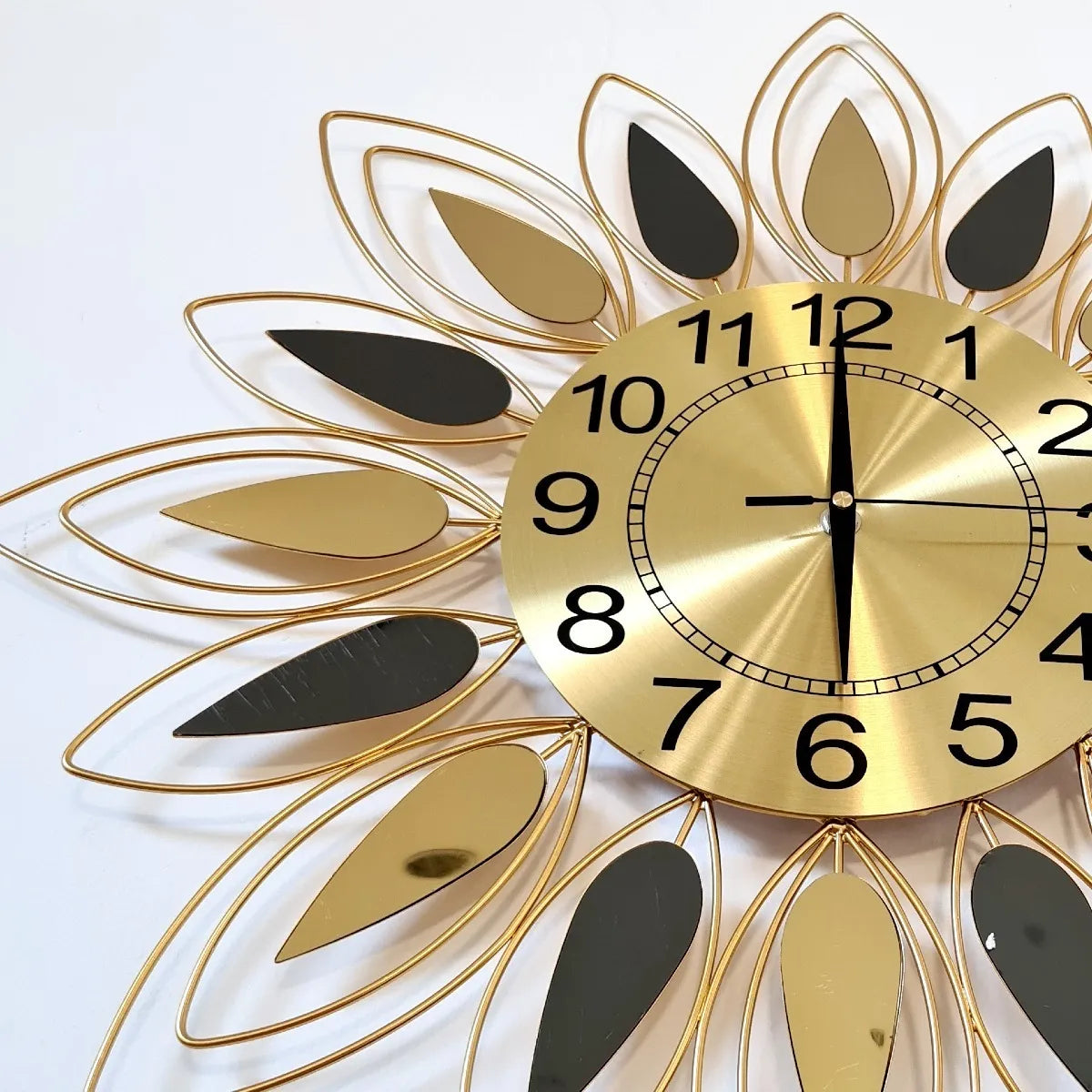 Relógio de Parede Dourado com Folhas Espelhadas em Metal – Design Europeu 60x60 (Silencioso)