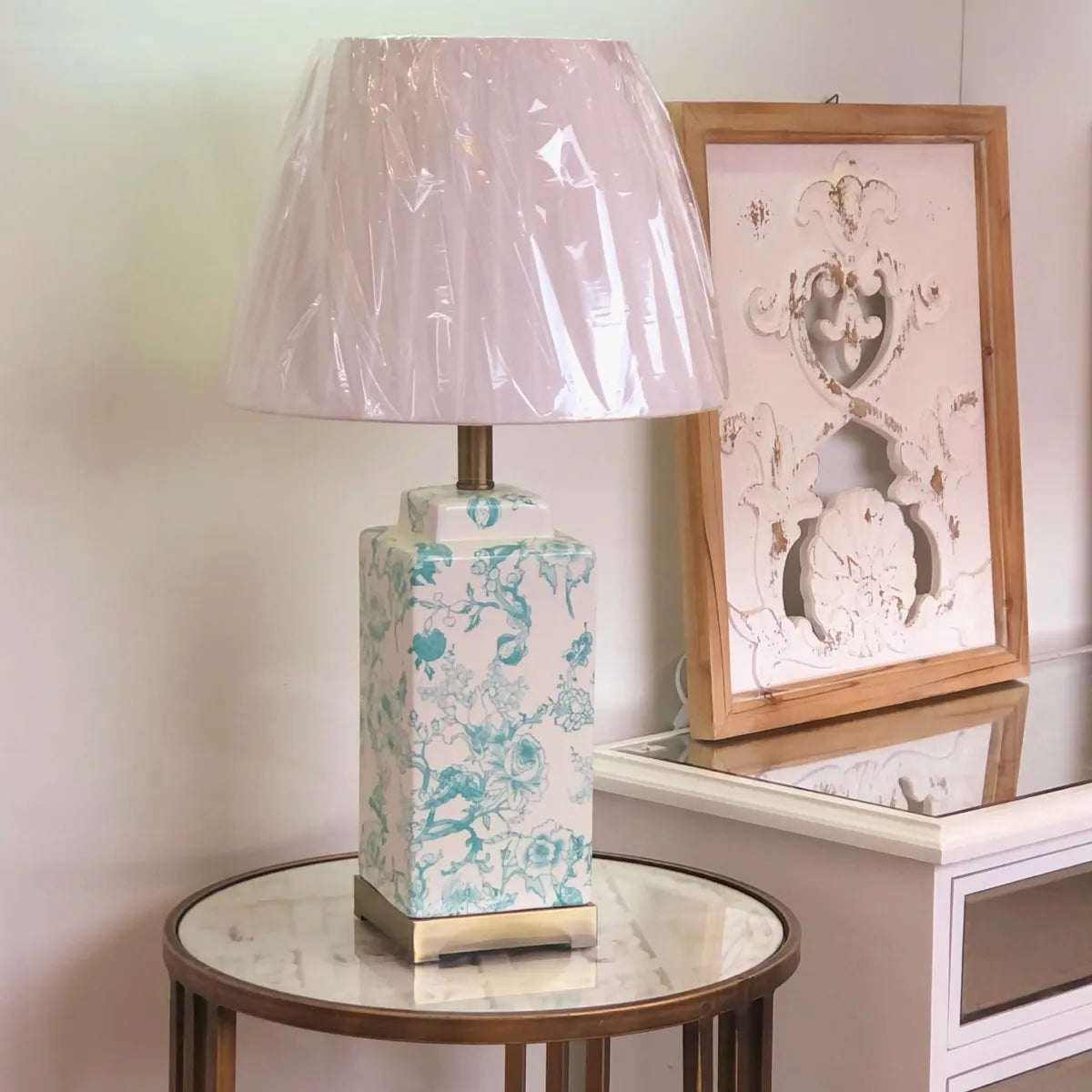 Abajur Luminária de Mesa Porcelana Branco com Verde e Metal Dourado 65x34 cm