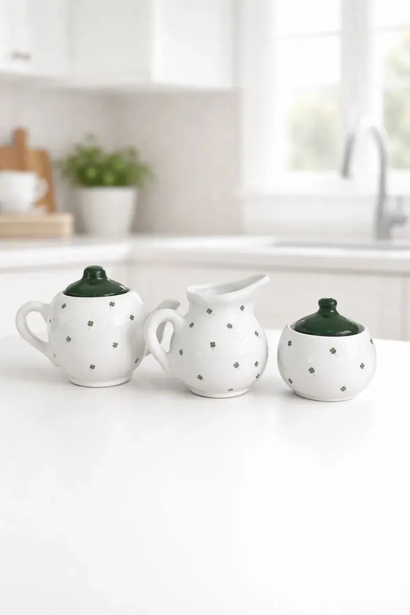 Kit Café da Manhã 3 Peças em Cerâmica Branca com Trevo de 4 Folhas – Bule, Leiteira e Açucareiro