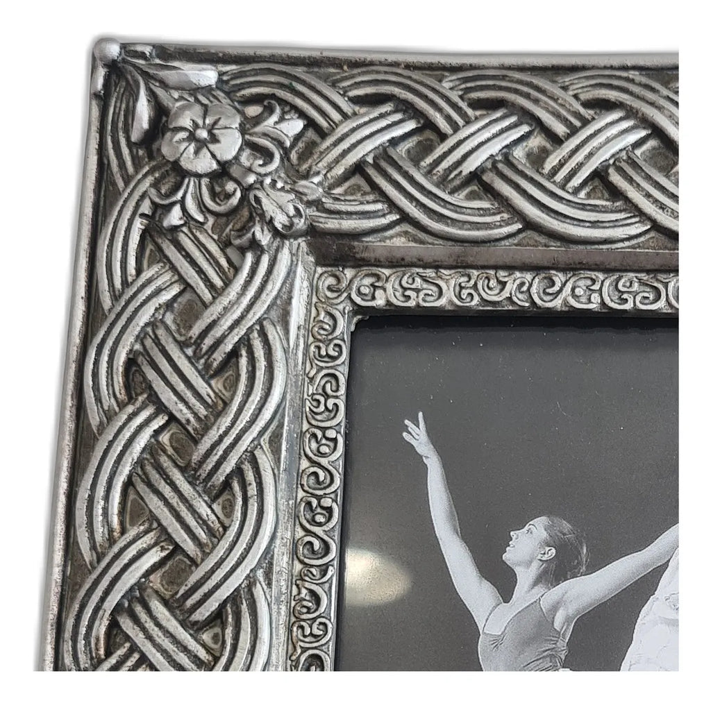 Porta-Retrato Elegance Prata em Poliresina 10x15 – Moldura Vintage com Relevo