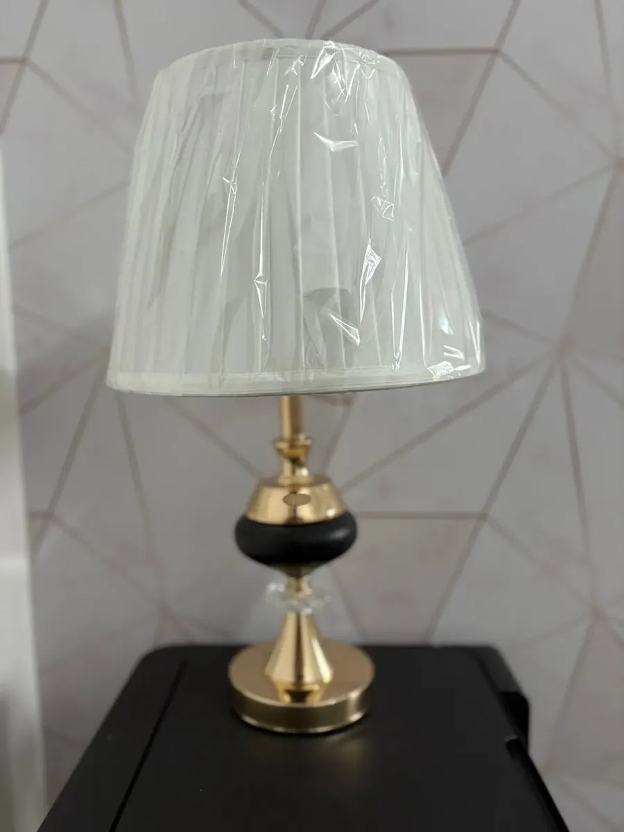 Abajur de Mesa Dourado com Cristal Cúpula Bege Bivolt 46cm Elegante Preto e Dourado