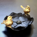Escultura Decorativa Dourada Pássaros no Comedouro – 17 x 5 cm