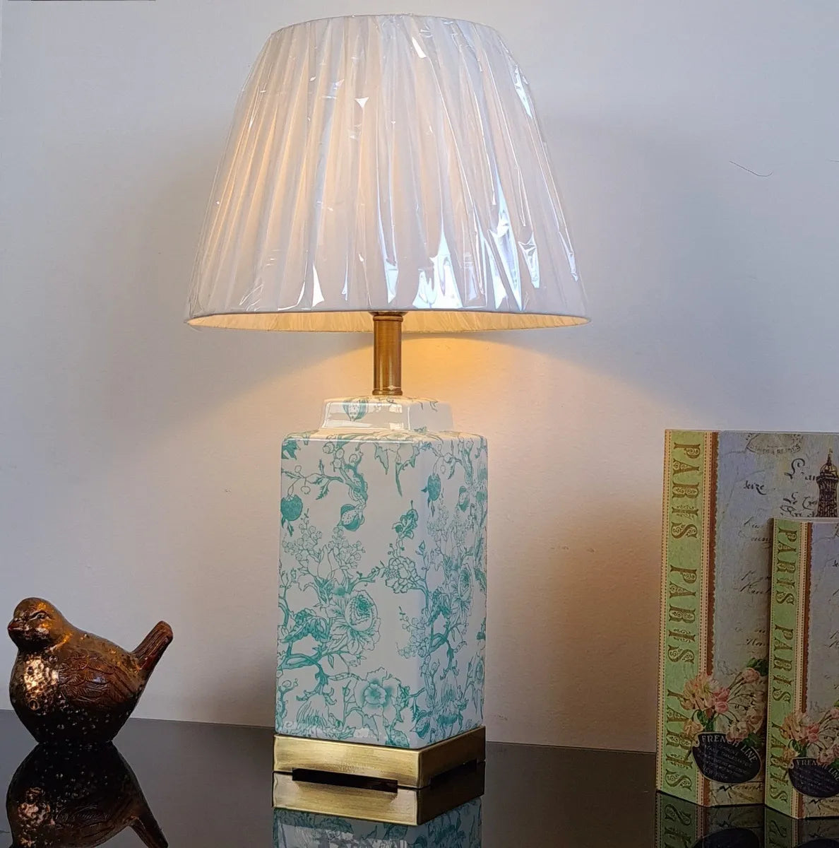 Abajur Luminária de Mesa Porcelana Branco com Verde e Metal Dourado 65x34 cm