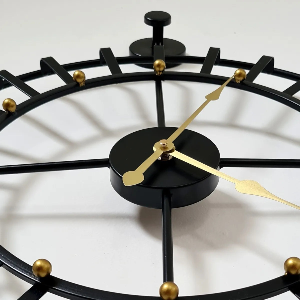 Relógio de Parede 3D Preto com Dourado – Design Europeu Vazado em Metal | 50 cm