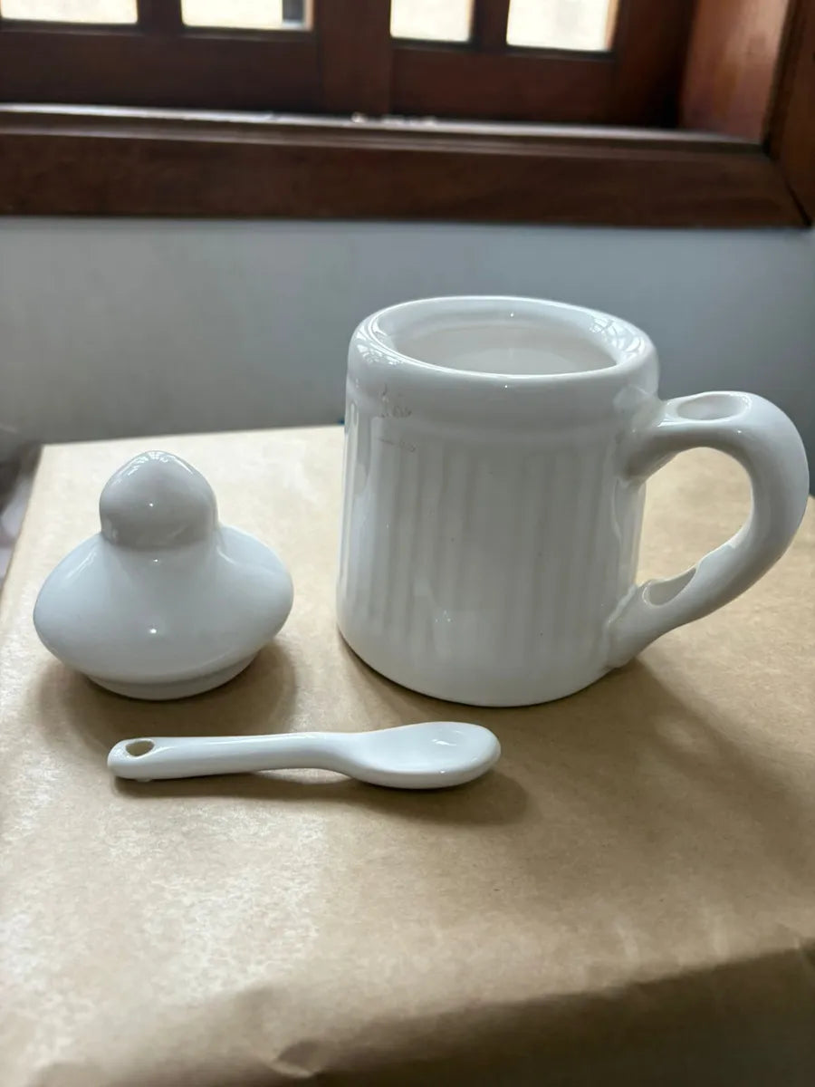 Açucareiro com Tampa e Colher em Cerâmica Branca 13x11 cm