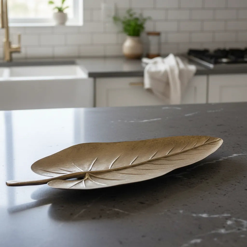 Travessa Decorativa em Metal Formato Folha – Requinte 40 x 19 cm | Bronze