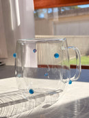 Caneca de vidro com bolinhas azuis em relevo 400 ml