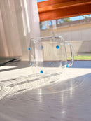 Caneca transparente 400 ml com bolinhas azuis decorativas