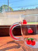 Detalhe da alça com cristais vermelhos da caneca cereja de vidro 400 ml