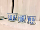 Jogo com 3 cachepots de cerâmica azul e branco com pires