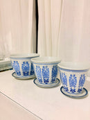 Conjunto com três vasos cachepots de cerâmica azul e branco com pires