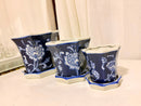 Jogo com 3 cachepots de cerâmica azul e branco com pires