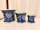 Conjunto de três vasos cachepots de cerâmica azul e branco com pires