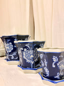 Detalhe da estampa floral azul e branca dos cachepots de cerâmica