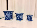 Três cachepots de cerâmica azul e branco em tamanhos diferentes