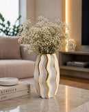 Vaso decorativo de porcelana branco e dourado em ambiente elegante