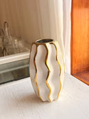 Vaso decorativo de porcelana branco e dourado vista frontal