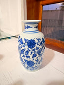 Vaso decorativo de porcelana azul e branco com estampa floral