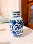 Vaso decorativo azul e branco em porcelana com flores em destaque