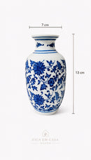 Vaso decorativo azul e branco com medidas de 13 cm de altura e 7 cm de diâmetro